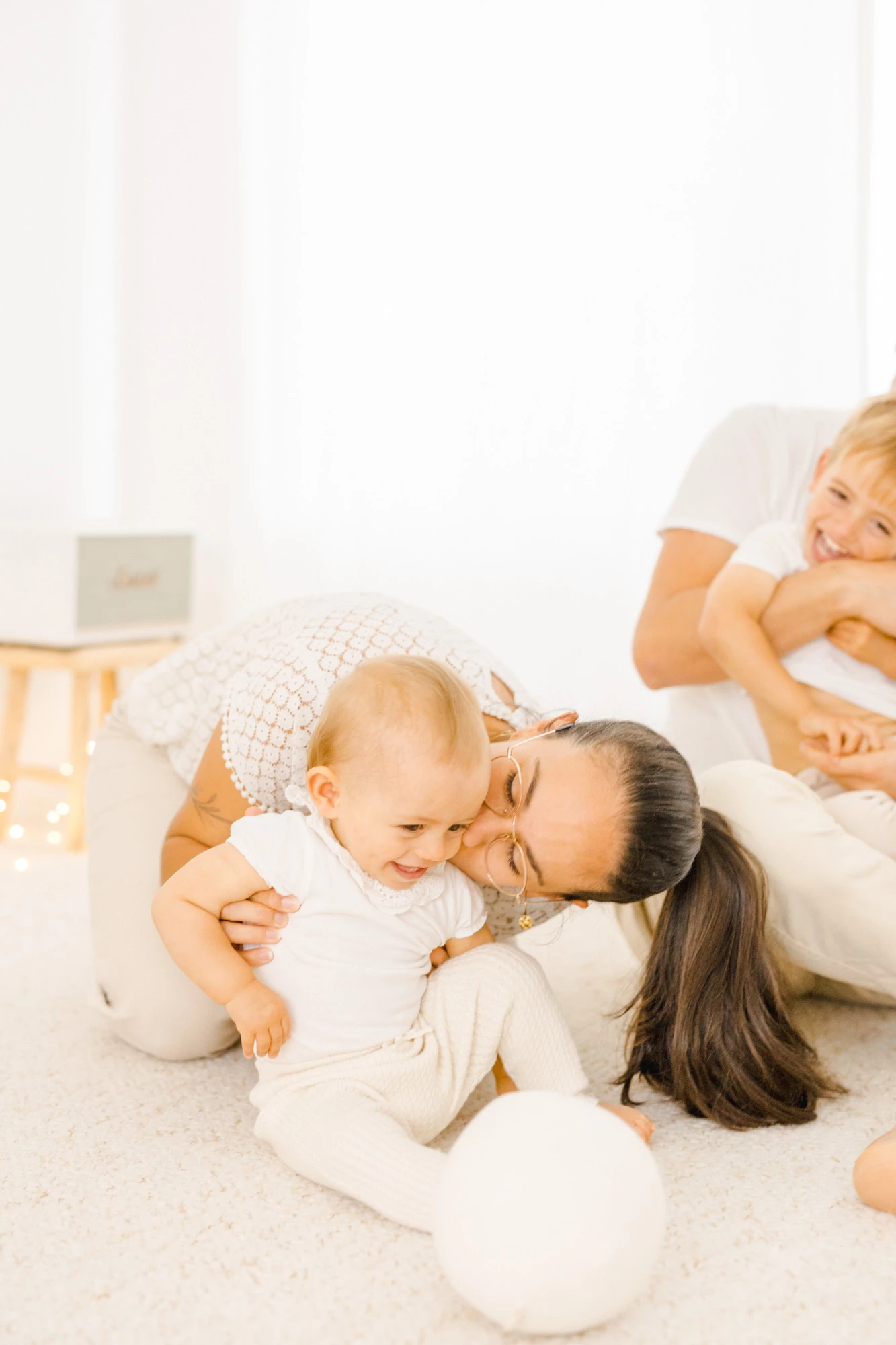 bonheur main enfant sourire beige